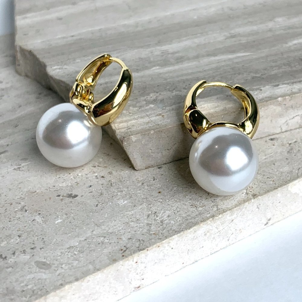NEW~ Anthropologie Single Pearl Huggie Drop Earrings